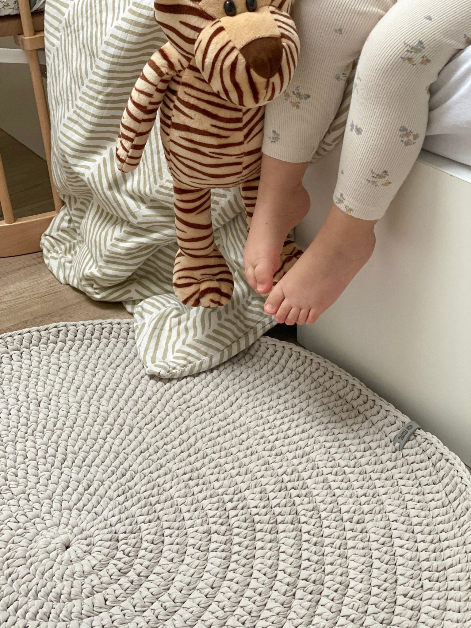 ANZY HAND-WOVEN SOLID AREA RUG - The Modern Heritage