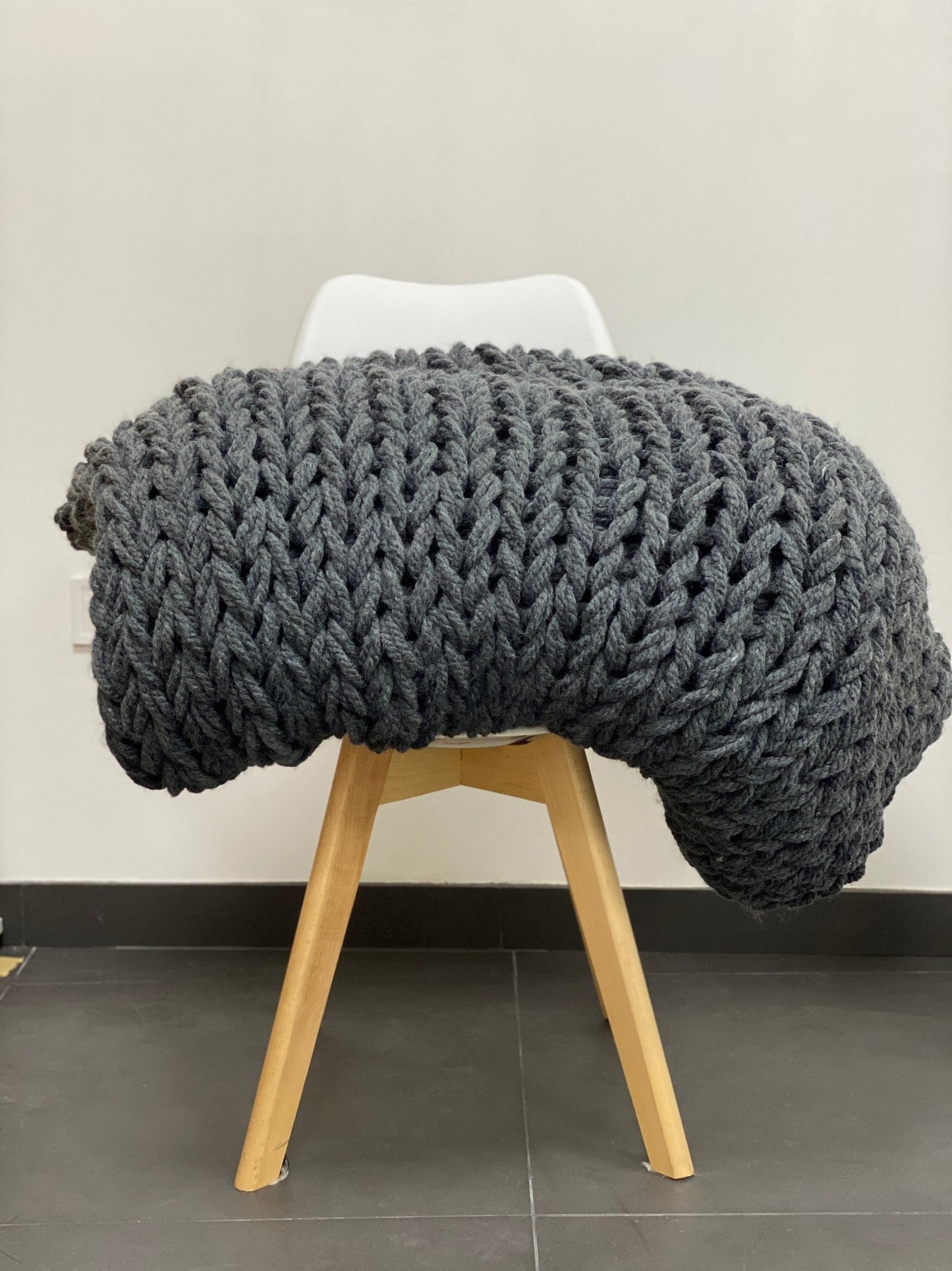 CHUNKY KNIT BLANKET GRAPHITE - The Modern Heritage