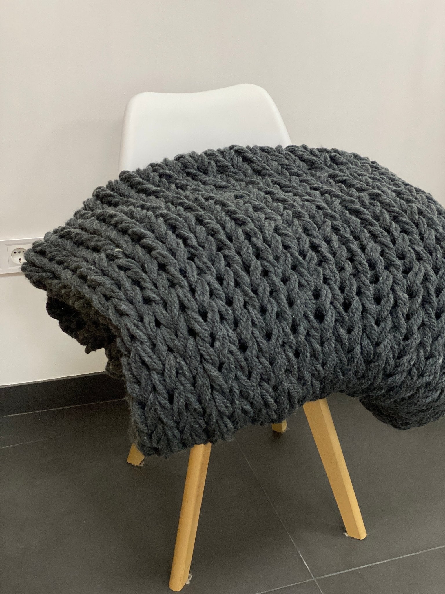CHUNKY KNIT BLANKET GRAPHITE - The Modern Heritage