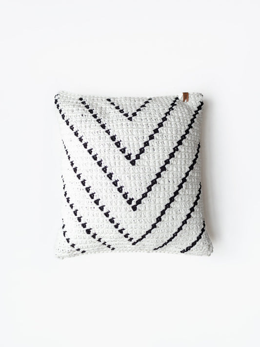 PATTERNED HANDKNIT PILLOW SNOW WHITE AND BLACK 20” - The Modern Heritage