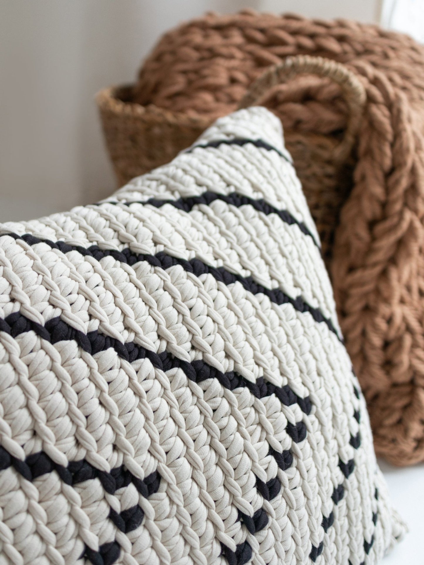 PATTERNED HANDKNIT PILLOW SNOW WHITE AND BLACK 20” - The Modern Heritage