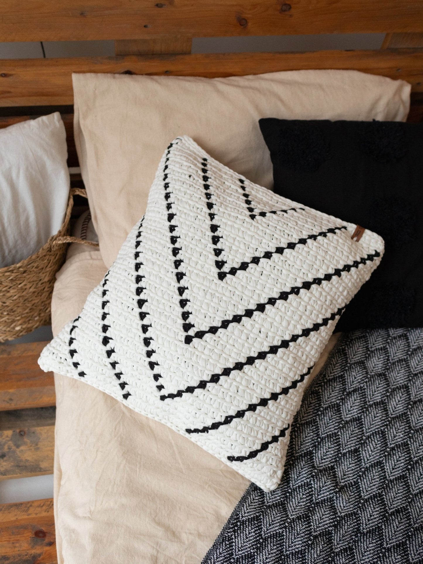 PATTERNED HANDKNIT PILLOW SNOW WHITE AND BLACK 20” - The Modern Heritage