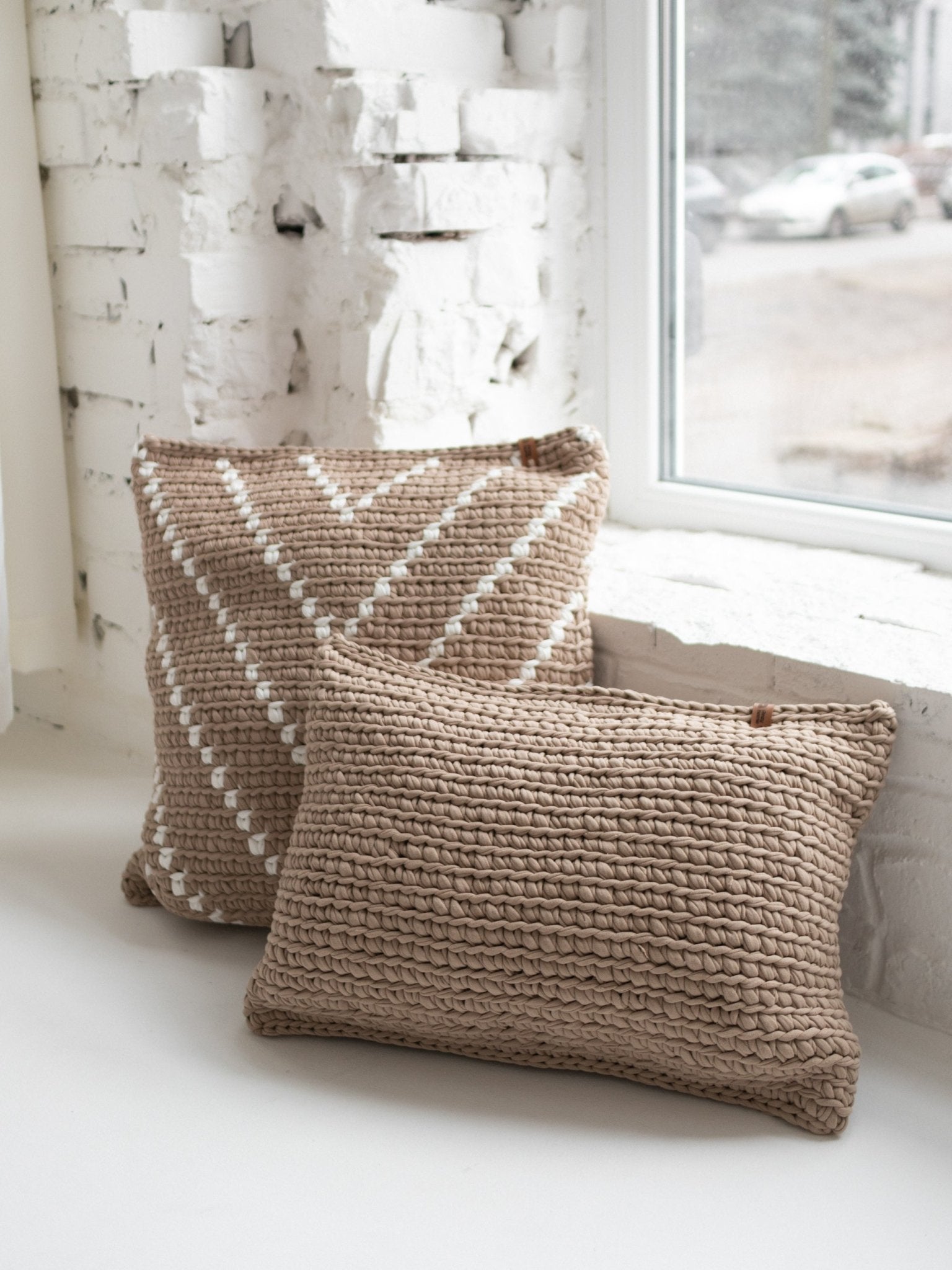 PATTERNED HANDKNIT PILLOW TAUPE AND WHITE 20” - The Modern Heritage