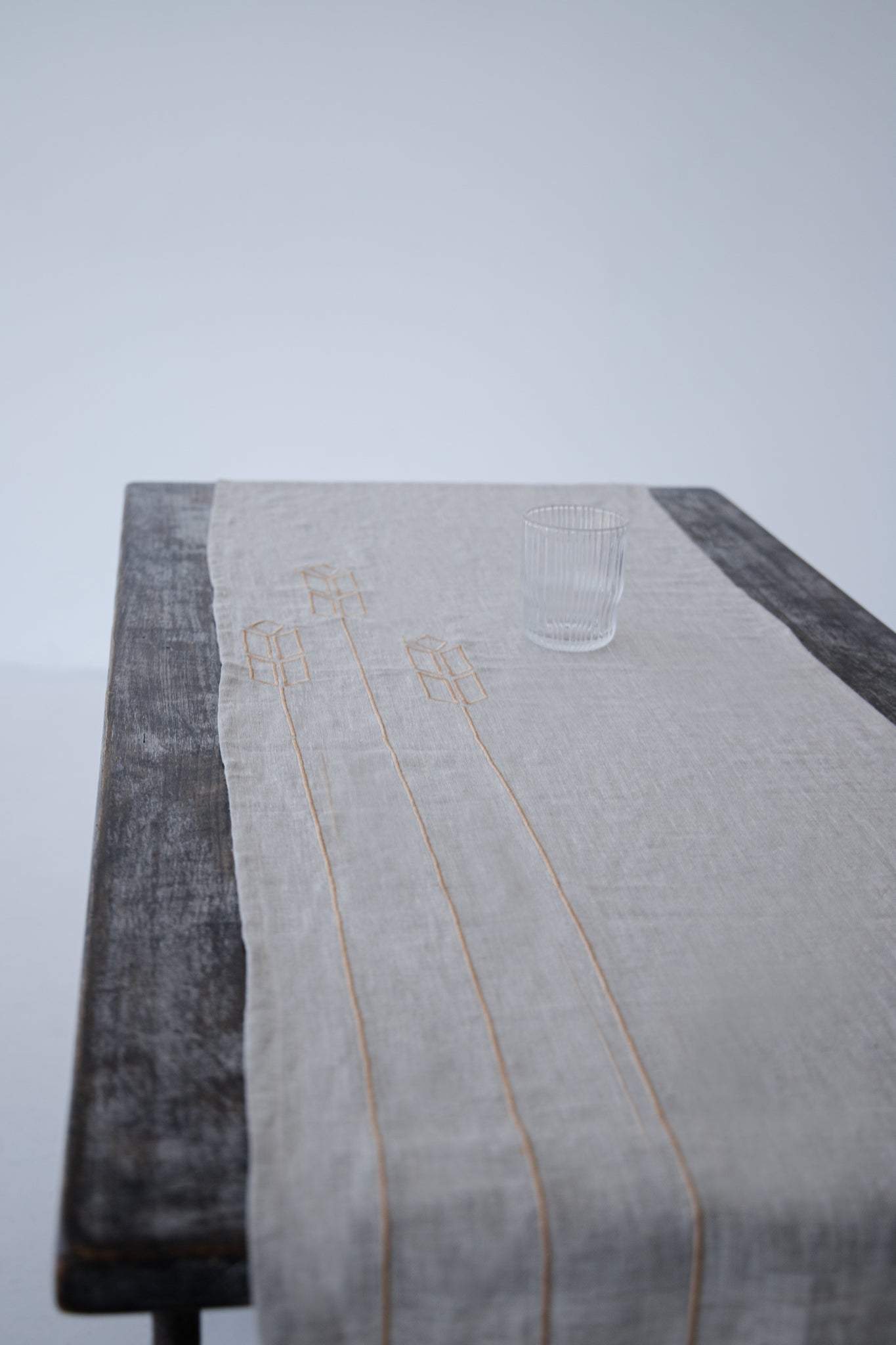 SPIKELETS EMBROIDERED LIGHT GREY TABLE RUNNER - The Modern Heritage