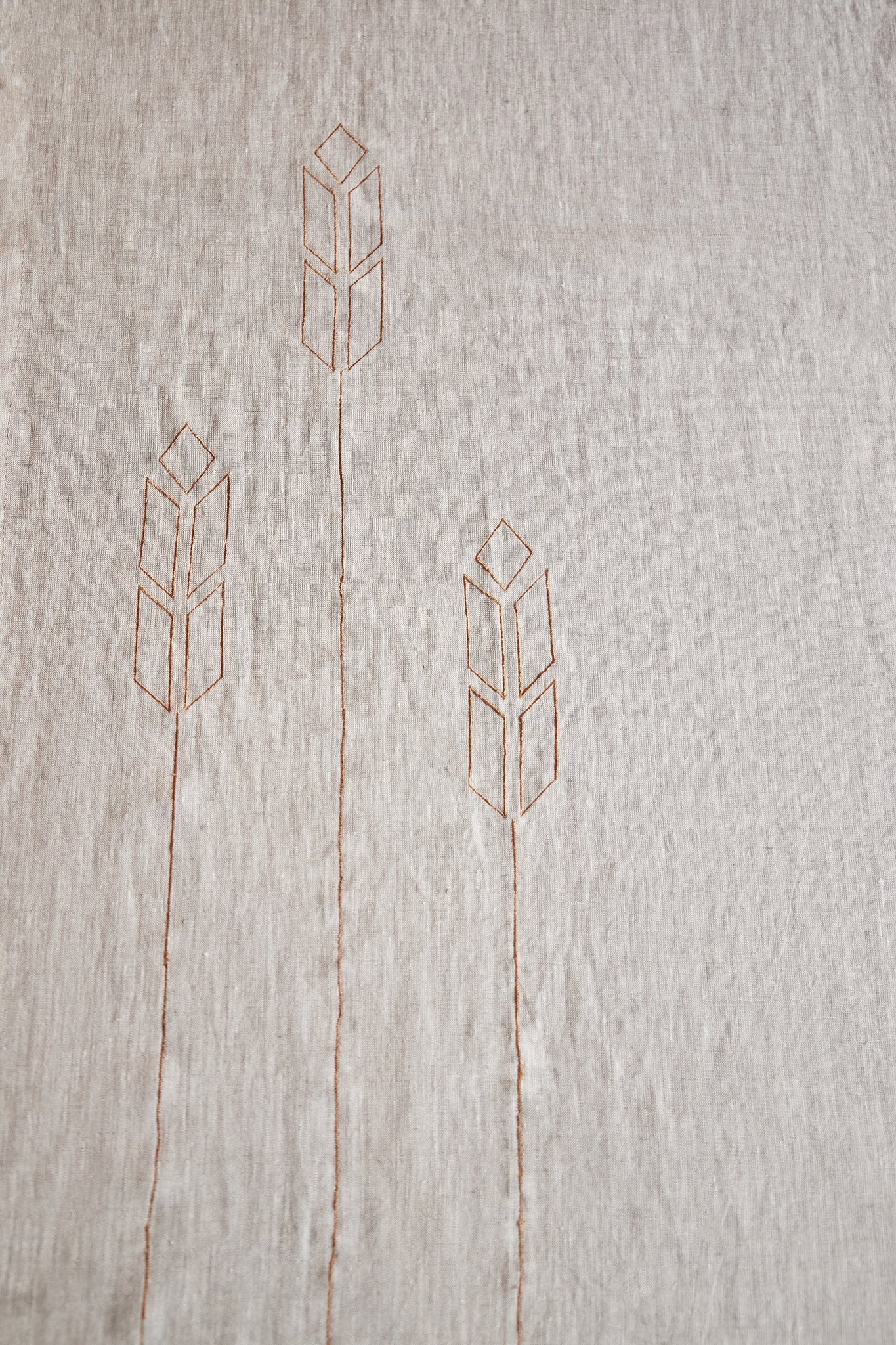 SPIKELETS EMBROIDERED LIGHT GREY TABLE RUNNER - The Modern Heritage