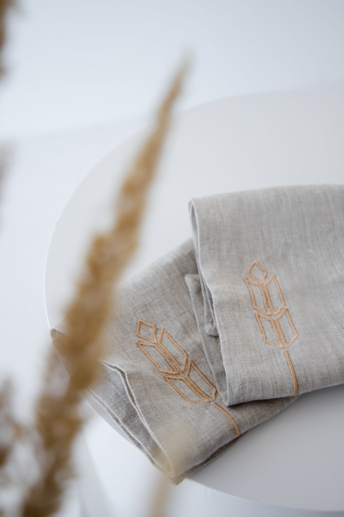 SPIKELETS EMBROIDERED LINEN NAPKINS LIGHT GREY SET OF 2 - The Modern Heritage