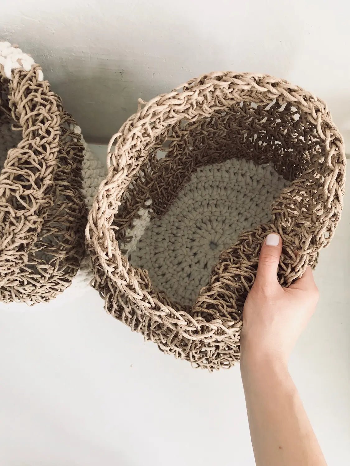ZAGRAVA HAND-WOVEN BASKET WHITE AND BEIGE - The Modern Heritage