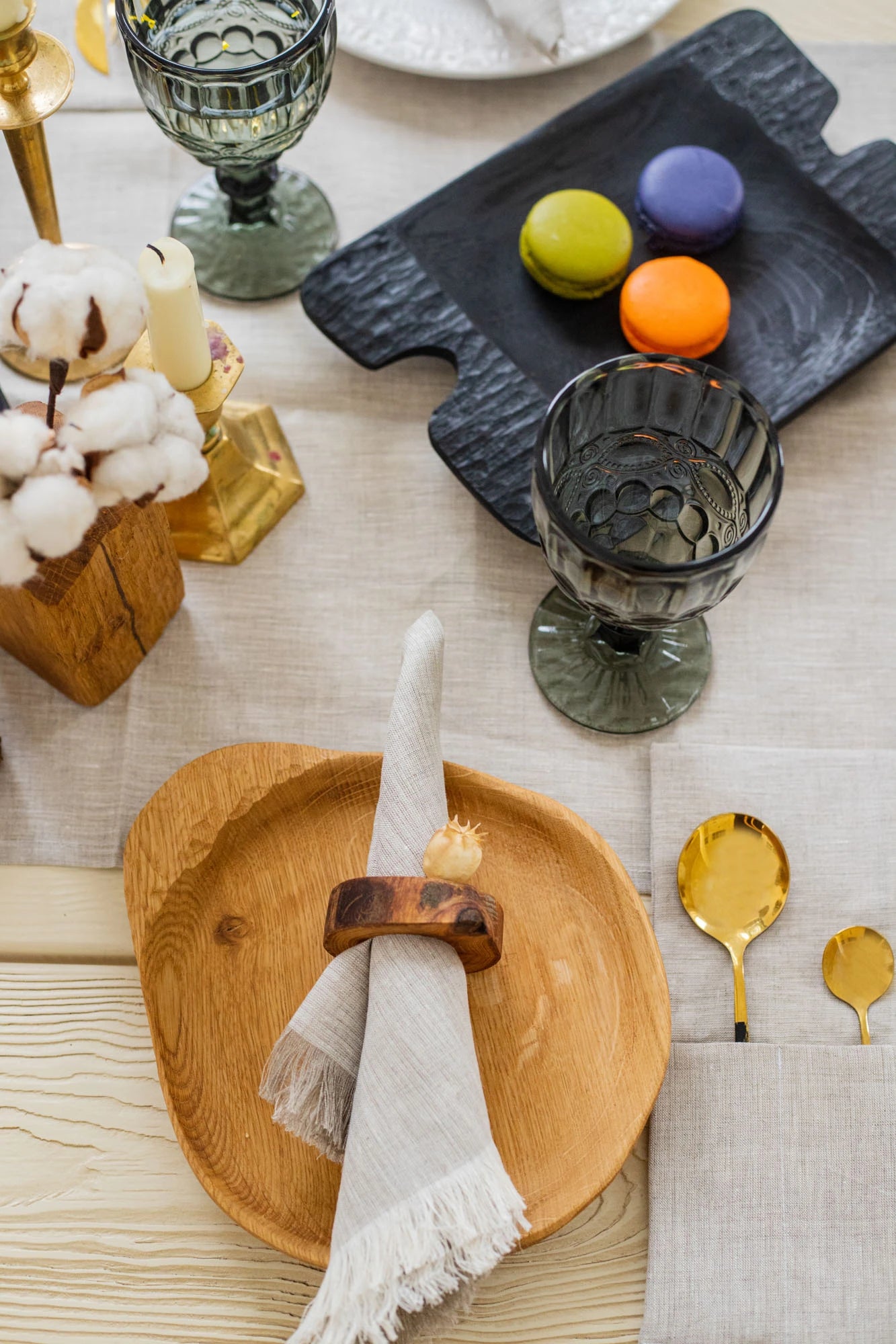 grey linen napkins and table runner