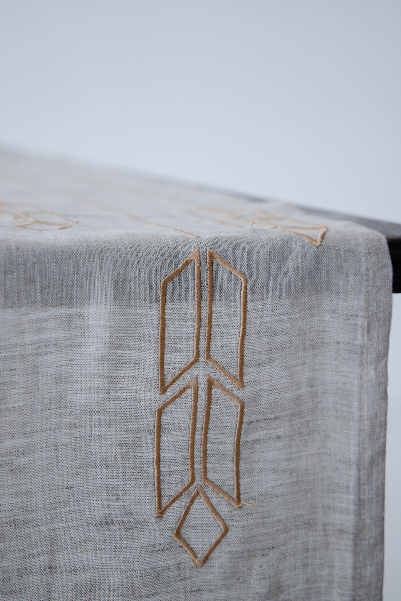 SPIKELETS EMBROIDERED LIGHT GREY TABLE RUNNER - The Modern Heritage